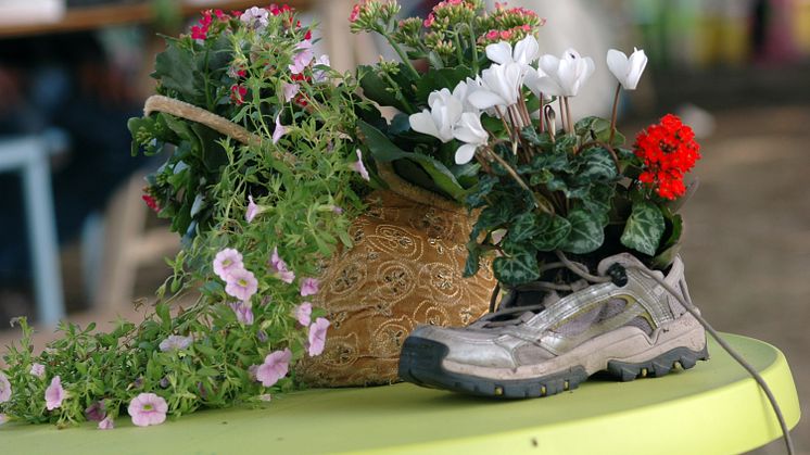 Den uttjänta väskan blir begåvad med en dekorativ blomma