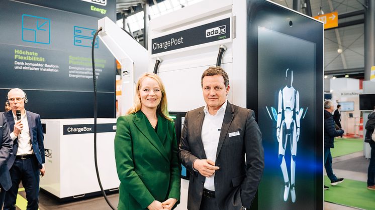 Baden-Württembergs Umweltministerin Thekla Walker und Thomas Speidel, BVES-Präsident und CEO von ADS-TEC Energy eröffnen die neue Energiemesse Volta-X.