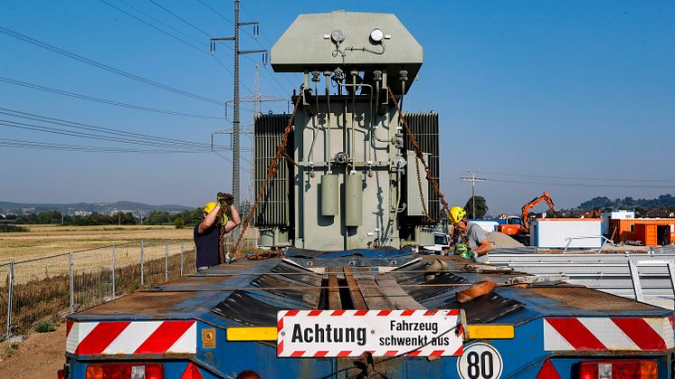 Südwestlich von Unterhaid im Landkreis Bamberg baut das  Bayernwerk ein neues Umspannwerk. Mit dem rund 40 Tonnen schweren Netztransformator wurde das Herzstück der neuen Anlage geliefert.