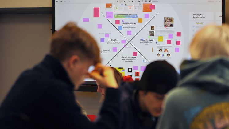 Medienkompetenzzentrum Vechta - Schülerinnen und Schüler lernen über Desinformation und Fake News