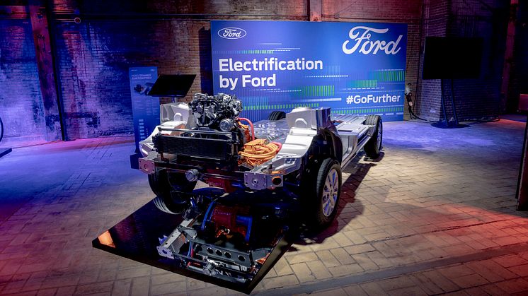 Ford julkistaa Euroopan myydyimmän hyötyajoneuvomallistonsa sähköistetyn ja liitettävämmän tulevaisuuden Go Further -tapahtumassa