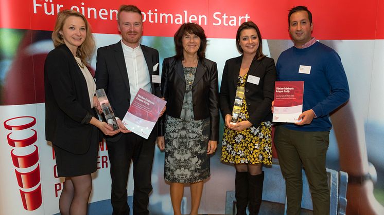 Vorstandsmitglied Marlies Mirbeth (Mitte) von der Stadtsparkasse München verlieh den München Gründerpreis 2017 an Lisbeth Fischbacher (li.) und Daniel Hoheneder (2. v. li.) mit der flissade GmbH und Ebru (4. vo. Li.) und Erol Kaynak (re.) mit der myC