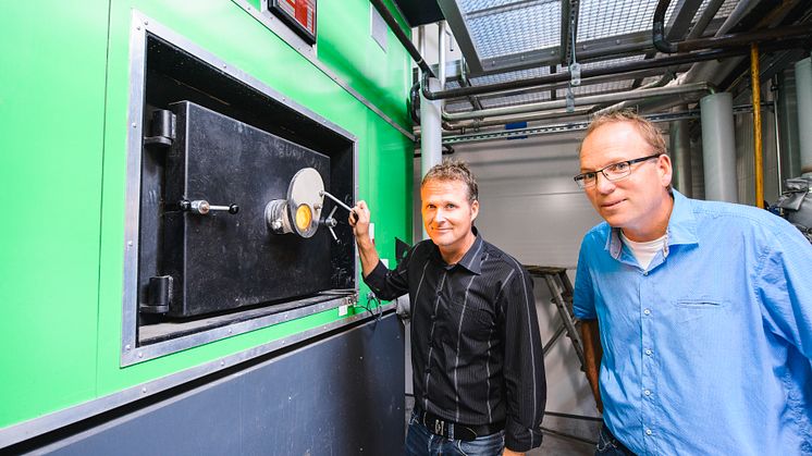 Anders Tålsgård, projektledare Pemco Energi och Robert Stade, fabrikschef Peterson Packaging AB i Norrköping. Fotograf: Crelle