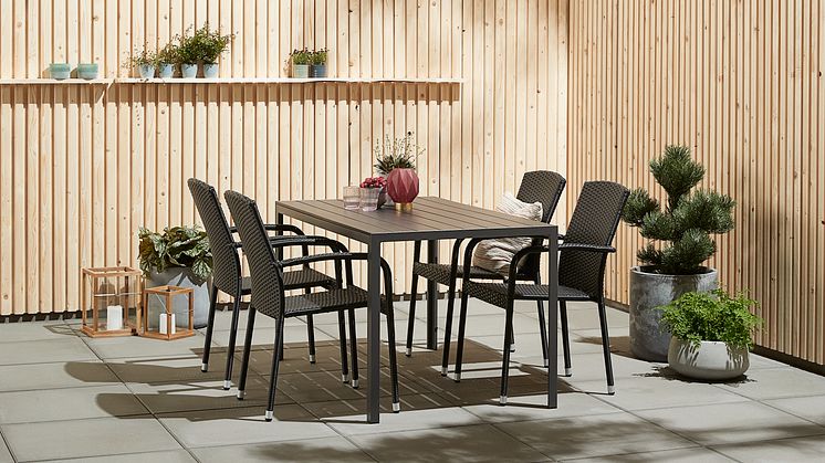 Mit den Outdoor-Möbeln von JYSK kann die Gartensaison starten.