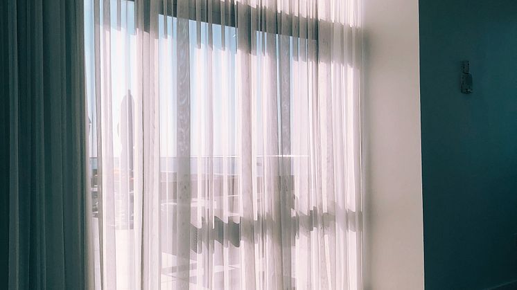 Mangler du nye gardiner til dine vinduer? Så tjek gardinuniverset ud. Foto: Unsplash
