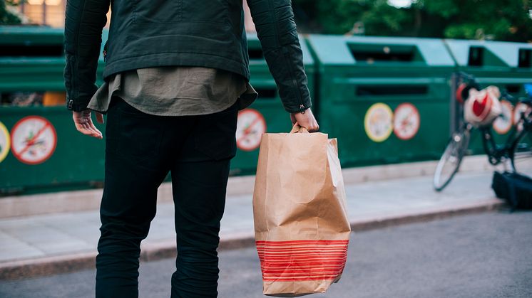 Förpackningar av plast, papper, metall eller glas, och tidningar, är det enda som ska kastas i de gröna behållarna på återvinningsstationerna.