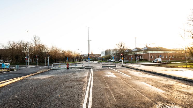 Öresundsvägen har gjorts om till stadsgata kantad med gång- och cykelvägar, ny belysning och ett 70-tal träd.