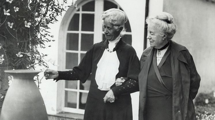 Henriette Coyet, slottsfru på Torup, var god vän med Selma Lagerlöf. Här ses de på Torups slottsgård.