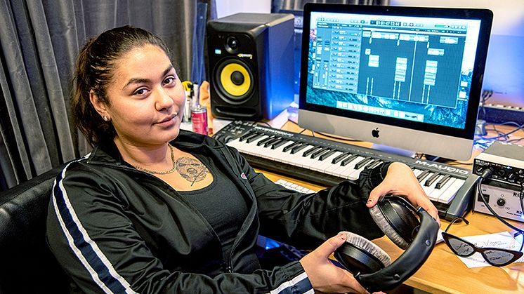 Anna rappar frustration och girlpower från Bergsjön