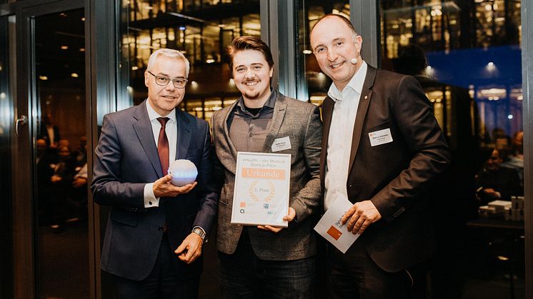 apoBank-Chef Ulrich Sommer (l.) und Stephan Schneider, Vorstandsvorsitzender der "Digitalen Stadt Düsseldorf" (r.) überreichten die Siegerurkunde an Steffen Preuß von ichó systems GmbH. (Bild: Karina Vilenskaja)