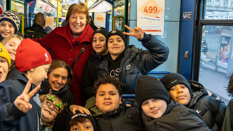 Ordfører Marianne Borgen med femteklassinger fra Grünerløkka skole