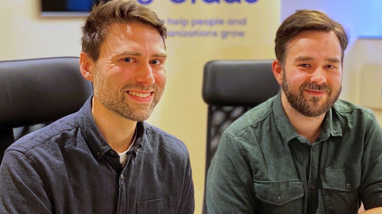 En vinn-vinn-situation för alla inblandade. Systemutvecklare Mikael Larsson (t.v.) och studenten Carl Lindbom är båda mycket nöjda med samarbetet under praktikperioden på mjukvaruföretaget Grade. Foto: Högskolan Väst.