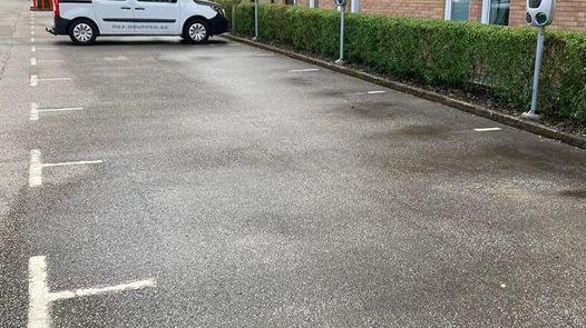Högt tryck på laddstolpar: Tio nya bil-laddare installerade till ett fastighetsbolag i Sjöbo