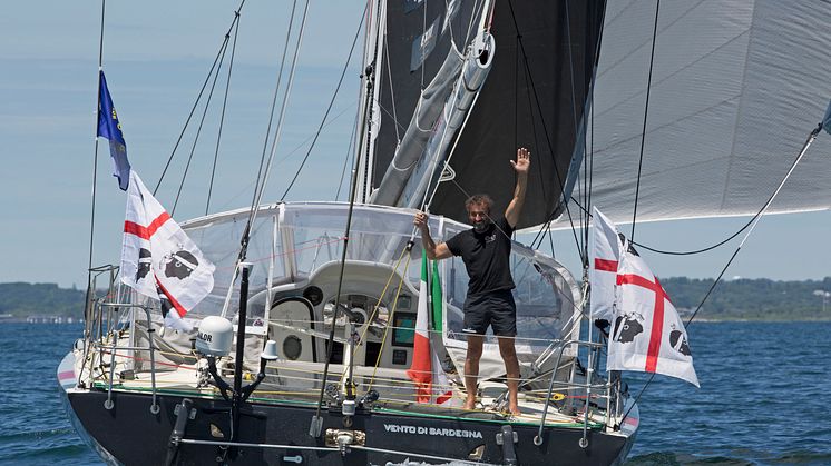 “Andrea Mura festeggia la sua vittoria epica a bordo dell’Open 50 ‘Vento di Sardegna’. Copyright Billy Black”