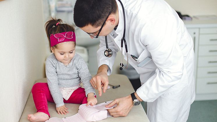 Angeborene Herzfehler gehören zu den häufigsten Organfehlbildungen bei Neugeborenen. Jedes Jahr werden in Deutschland rund 8.700 Kinder mit einem Herzfehler geboren (Foto: iStock/FluxFactory)