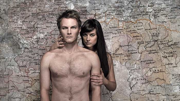 Charlotte Frogner og Oddgeir Thune har dei største rollene i denne bisarre forteljinga frå ein av Kroatias ruvande litterære skapnader. Foto: Eirik Malmo.