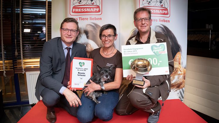 Hermann Aigner überreicht den goldenen Fressnapf an Manuelas Tierhoamat