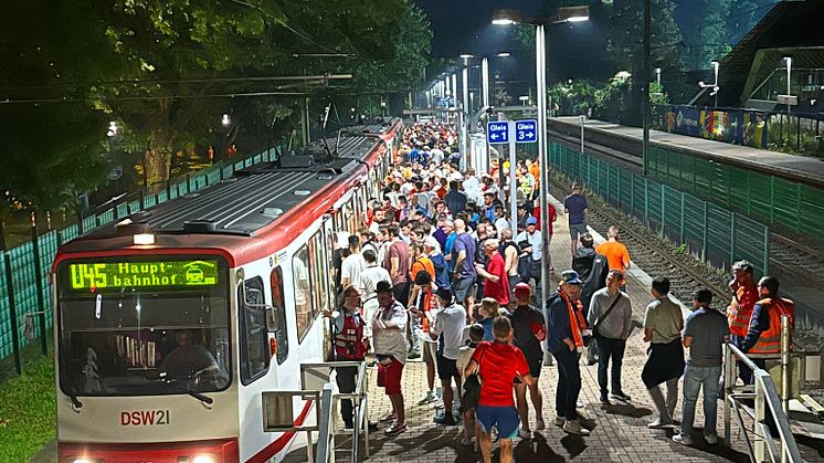 Stadionhaltestelle nach dem Halbfinale NED - ENG.jpeg