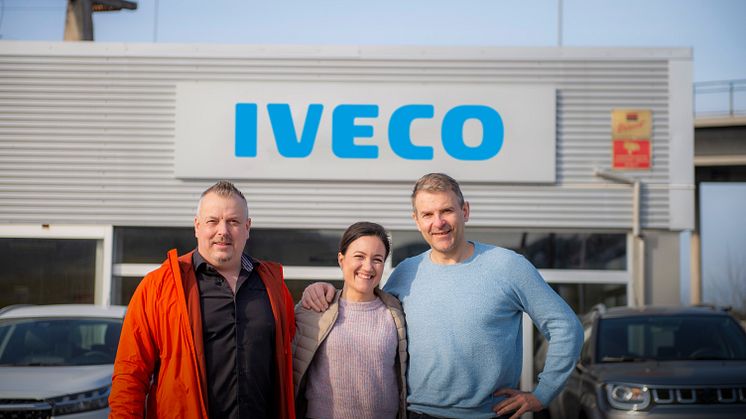 Bilde 1 - Nord-Motor AS vant prisen for Årets IVECO-forhandler. Fra venstre ser vi Johan Gudmundsen, Trude Osmundsen og Ole Willy Gudmundsen.