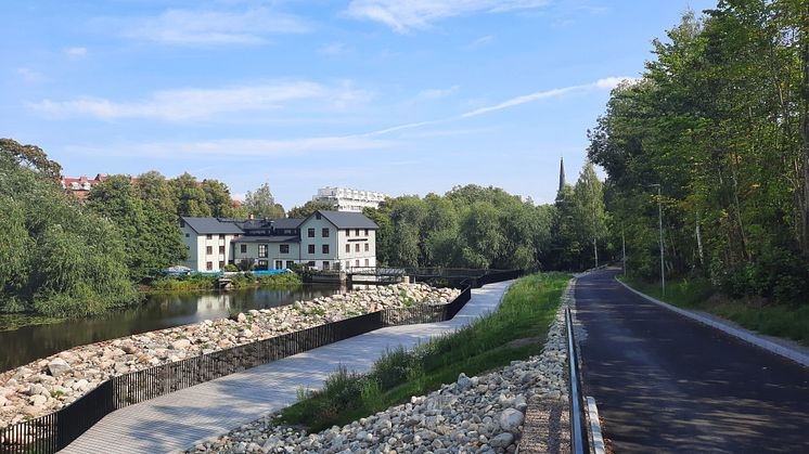 Vy över den nya faunapassagen, trädäcket och gång- och cykelbanan vid Falkenbergska kvarnen. Foto: Västerås stad