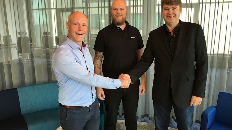Från vänster: Niklas Richardsson, försäljningschef och Jörgen Petersson, servicechef på Yaskawa Nordic samt Mats Boström, vd för IRS. 