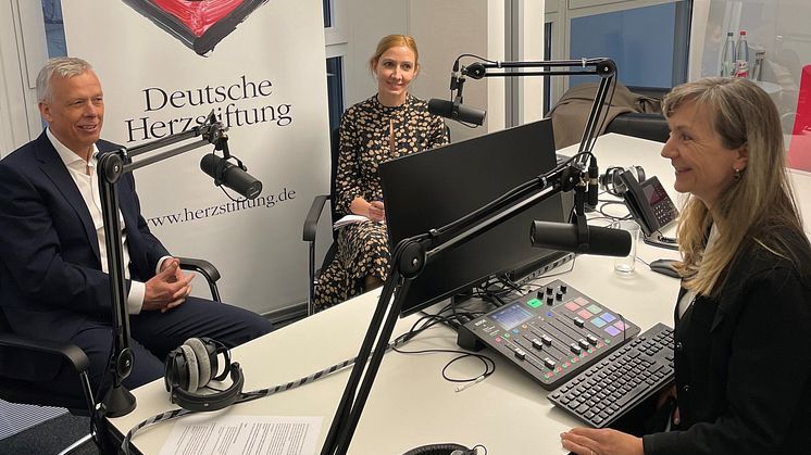 Wichtig im Kampf gegen die Covid-Pandemie: Virologie und Kardiologie tauschen sich aus. Prof. Sandra Ciesek (rechts hinten) und Prof. Thomas Voigtländer (links) im Podcast-Gespräch mit Medizinredakteurin Ruth Ney (vorne rechts).
