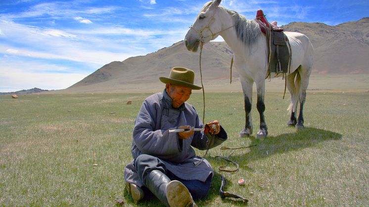 Hästburen herde med pipa, Kovd Aimag, i västra Mongoliet. Foto: Urban Emanuelsson