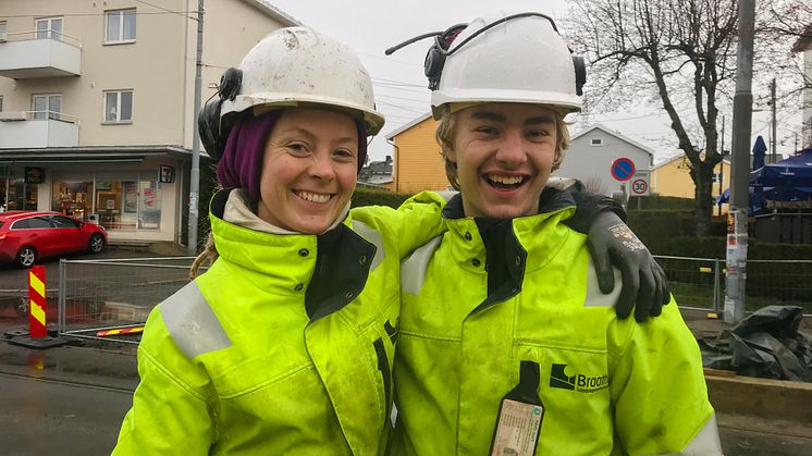 Emilie Dalevoll og Tobias Jacobsen var to av lærlingene som deltok på deler av steinleggingen av Grefsenplatået holdeplass tidligere denne uken.