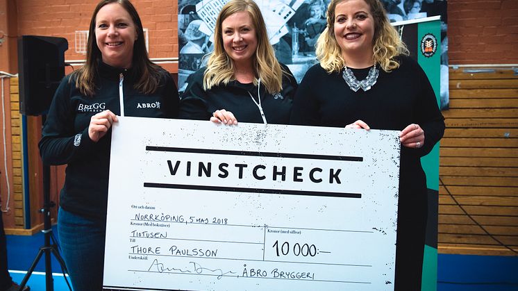 Åsa Johansson, Amelie Dunge och Isabella Ankarberg från Åbro Bryggeri med vinstchecken till årets hemmabryggare. Förutom äran och 10 000 kronor får årets hembryggare även brygga en batch hos Åbro Bryggeri i Vimmerby. 