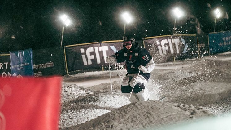 Filip Gravenforst tar en femteplats på världscupen i legendariska Deer Valley i parallellpuckel och ligger nu tvåa i parallellcupen.