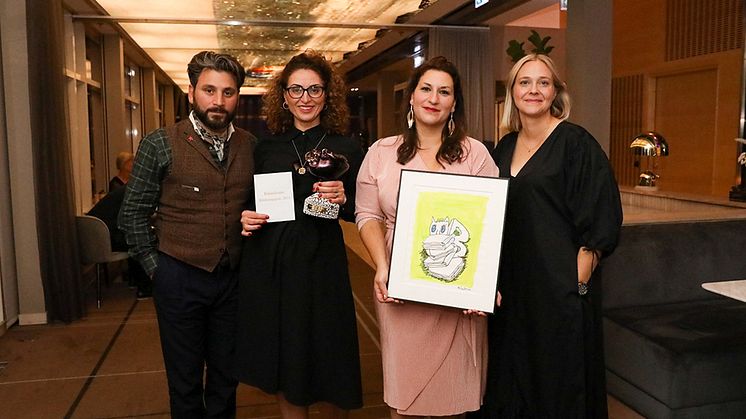 Mottagarna av Bokmässans bildningspris 2021. Från vänster Daniel Boyacioglu, Marlen Eskander, Berolin Deniz och Eja Embretsson, Läsfrämjarinstitutet. / Foto: Natalie Greppi.