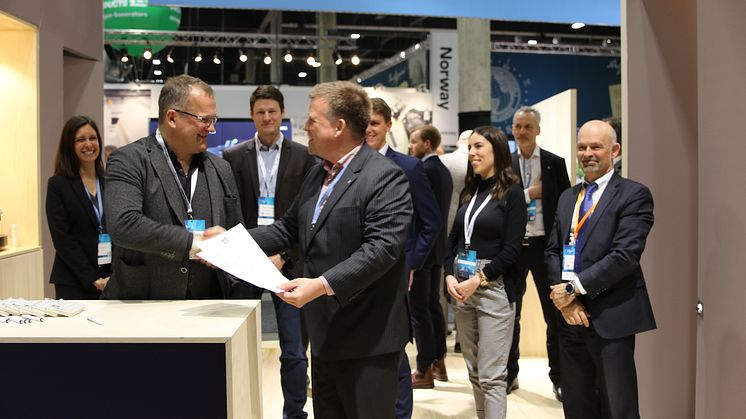 Torsten Barenthin (left), Oldendorff Carriers' Director of Innovation, and Aleksander Askeland (right), Yara Marine Technologies' Chief Sales Officer, sign the new agreement at Nor-Shipping 2022.