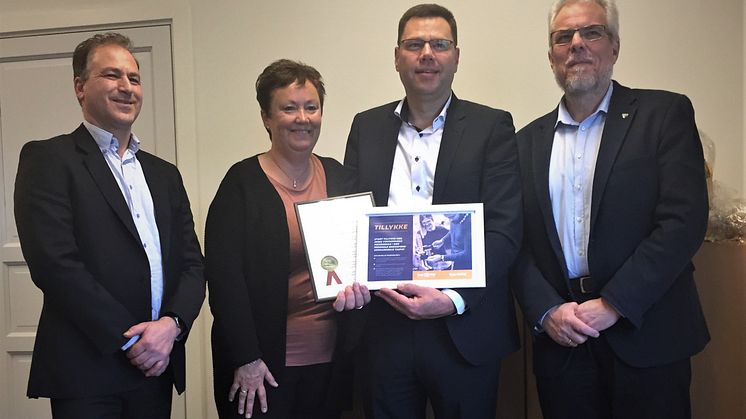 Fra venster: Lars Hedegaard (Region Nordjylland),  Marianne Vestergaard (Forkvinde for REUR), Henrik Hagens (adm. direktør, Hagens Fjedre) og Leon Sebbelin (borgermester, Rebild Kommune) 