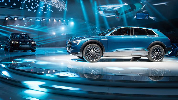 Audi e-tron quattro concept fra siden på Audis stand på Frankfurt International Motor Show 2015