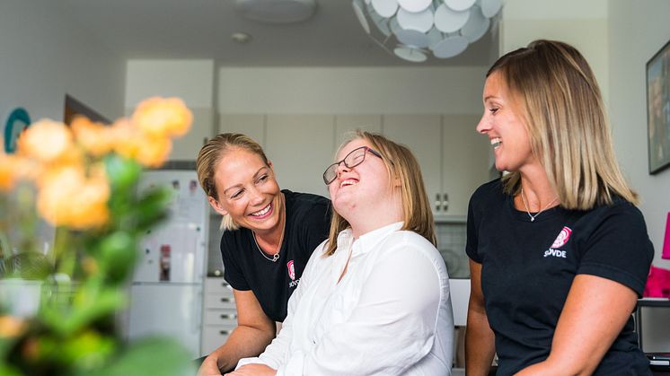 Medarbetare och brukare Skövde kommun LSS Foto: Jesper Ahnhede