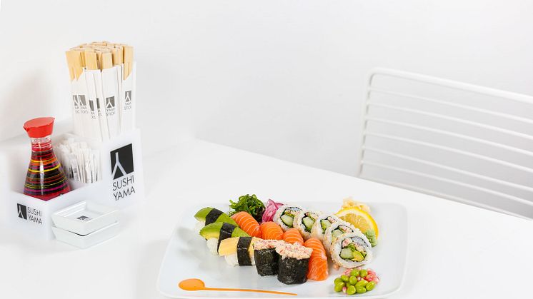 Sushi Yamas Mama's Sushi, som fick en ny sammansättning under hösten 2017 - med färsk, odlad rå lax.