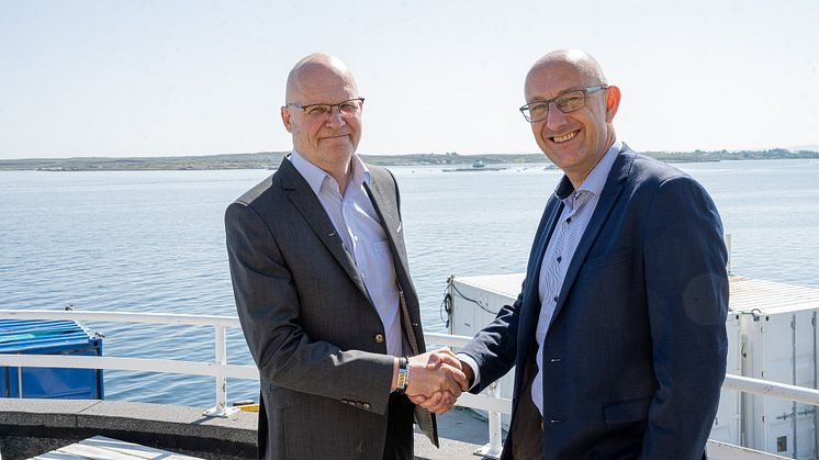 Konsernsjef Roger Sørensen (t.v.) i Åkerblå blir nå en del av DNV etter at det verdensledende norske selskapet tar over det Frøya-baserte konsernet. Til høyre adm.dir. Geir Fuglerud i Supply Chain & Product Assurance i DNV.  FOTO: Åkerblå Group