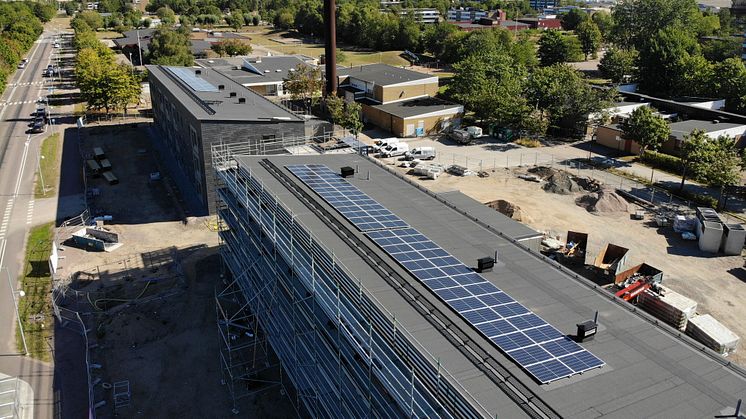 De två lägenhetshusen i BoKlok Pilkvisten med solceller på taket, som driver el till byggarbetsplatsen.