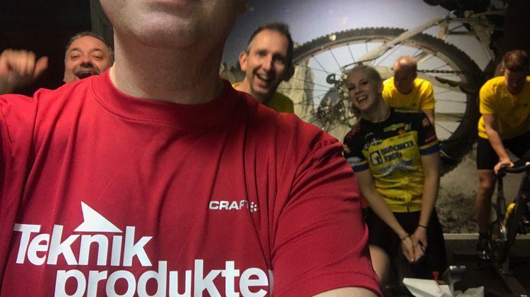 Erik Palmgren i Teknikprodukters röda tröja tillsammans med sina teamkamrater i bakgrunden. 