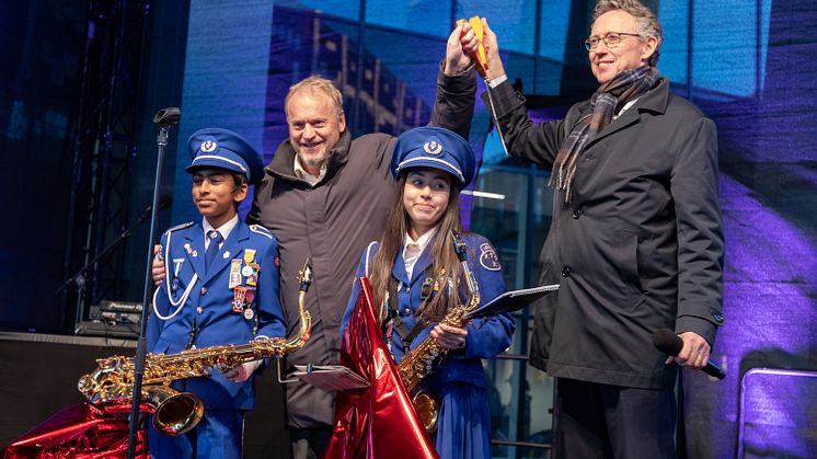 Åpningen av Økern Portal ble i går markert med en nabolagsfest med musikk, taler, konkurranser og aktiviteter. På bildet: byrådsleder Raymond Johansen, styreleder i OPF Jørund Vandvik og to representanter fra Løren og Refstad skoles musikkorps. 