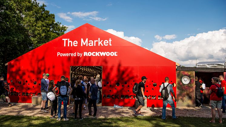 Ett ljudisolerat hus på över 200 m2, en ölkyl och skyddsrum som skyddar mot kyla, värme, brand och fukt, är bara några av de produkter som ROCKWOOL koncernen testar under Roskildefestivalen.