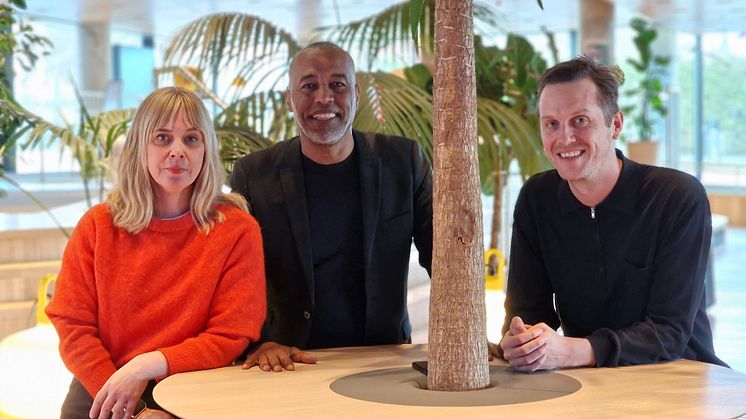 Kulturförvaltningens programchef Elin Hellrönn tillsammans med Selams grundare och VD Teshome Wondimu och Selams Sverigechef Johan Egerbladh Eurenius.