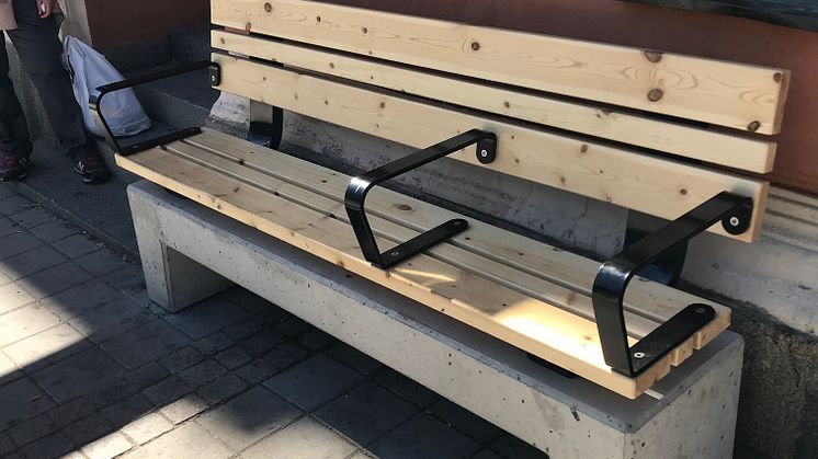 Tung bänk, modell Ivar med underrede i betong
