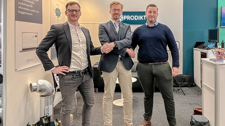 Bygghandelskedjan Optimera tar täten för att hjälpa sina kunder med klimatdeklarationer, i bild: Rasmus Ekberg, vd för Prodikt, Henrik Björk, hållbarhetsansvarig på Optimera och Daniel Olausson, co-founder Prodikt.