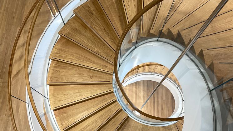 Kategorie Treppen und Geländer: Die insgesamt 16 gewendelten Stahltreppen wirken durch die aufwendige Statik und die Ganzglasgeländer sehr transparent und leicht.