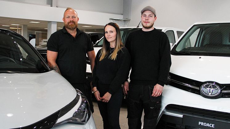 Bodø: Thomas Hoseth, Ingvild Rasmussen og Thomas Wiik fra Toyota forhandleren Nordvik. Foto: Nordvik.