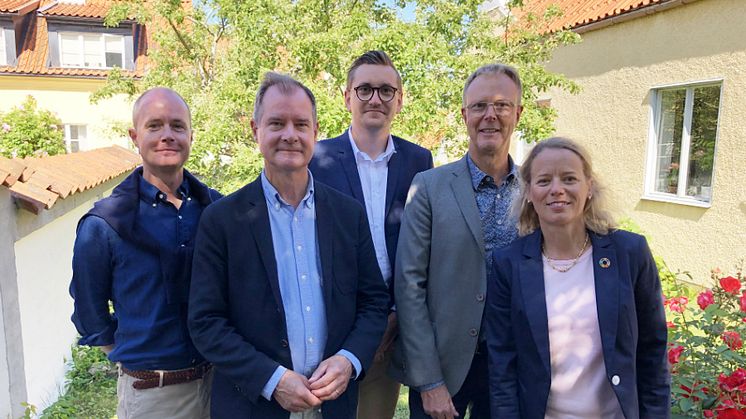 Fr v Henrik Landelius, affärsområdeschef NCC Building Sverige, Mårten Lilja, vice vd Riksbyggen, Marcus Sandlund, affärschef NCC Building, Jan Widlund, inköpschef Riksbyggen, Lina Öien, chef för enheten för hållbar utveckling, Riksbyggen.