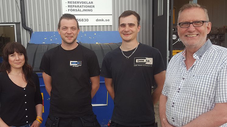 Öyvind Bringeland, hans dotter Anna, Björn och Peter framför verkstaden i Utby utanför Göteborg 