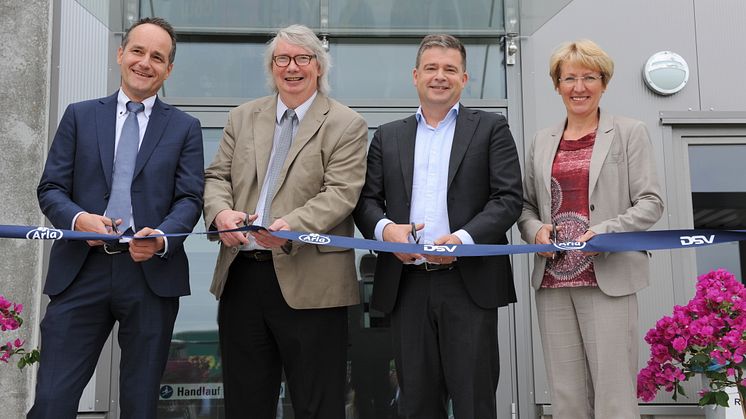 Feierliche Eröffnung: Bas Peters (Geschäftsführer DSV Solutions), Reinhard Riepshoff (Bürgermeister Heidenau), Michiel de Jonge, Anette Randt (Stellvertretende Landrätin des Landkreises Harburg).