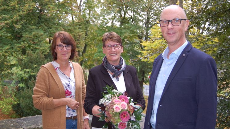 Regionalleiterin Ursula Nölker (links) und Hephata-Vorstand Dr. Michael Gerhard gratulierten Christine Biehl zum 40-jährigen Dienstjubiläum